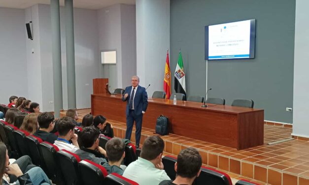 CHARLA EN LA FACULTAD DE DERECHO DE LA UNIVERSIDAD DE EXTREMADURA
