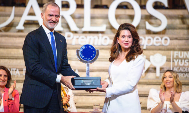 El Premio Europeo Carlos V reconoce el papel de los líderes locales y regionales para garantizar la participación de las ciudades y regiones en el proceso de toma de decisiones de la Unión Europea.